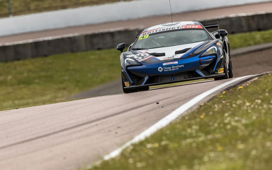  McLaren 570S GT4 2016 года  (фото 2 из 16)